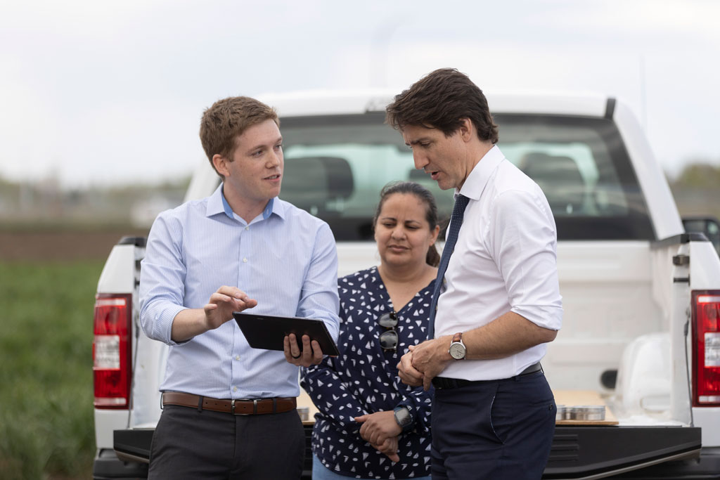 Adam Carter (left) explains the basis of his research to Prime Minister Justin Trudeau during the PM's visit to USask . (photo by Dave Stobbe)
