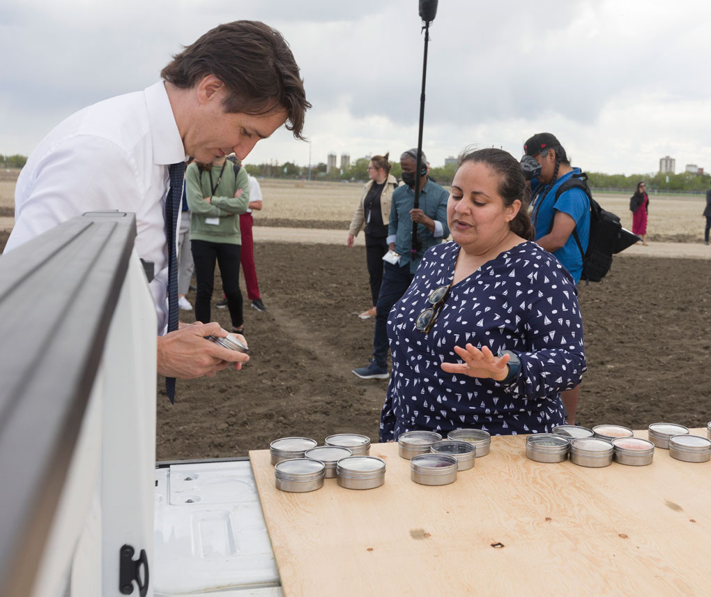Ana Vargas explains her research to Prime Minister Justin Trudeau during a visit to USask campus fields. (photo by Dave Stobbe)